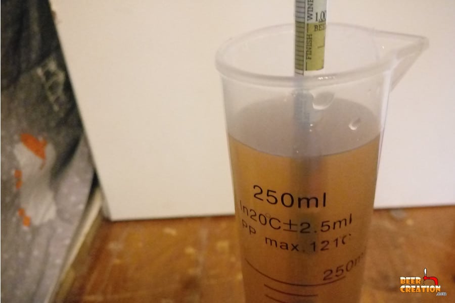 Image: hydrometer in wort